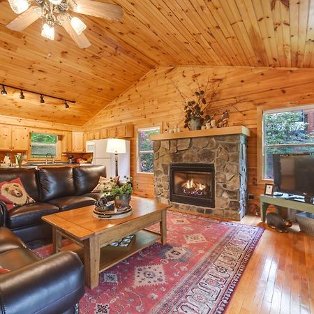 Peaceful Smoky Mountain Cabin With Deck And Fire Pit! Уэйнсвилл Экстерьер фото