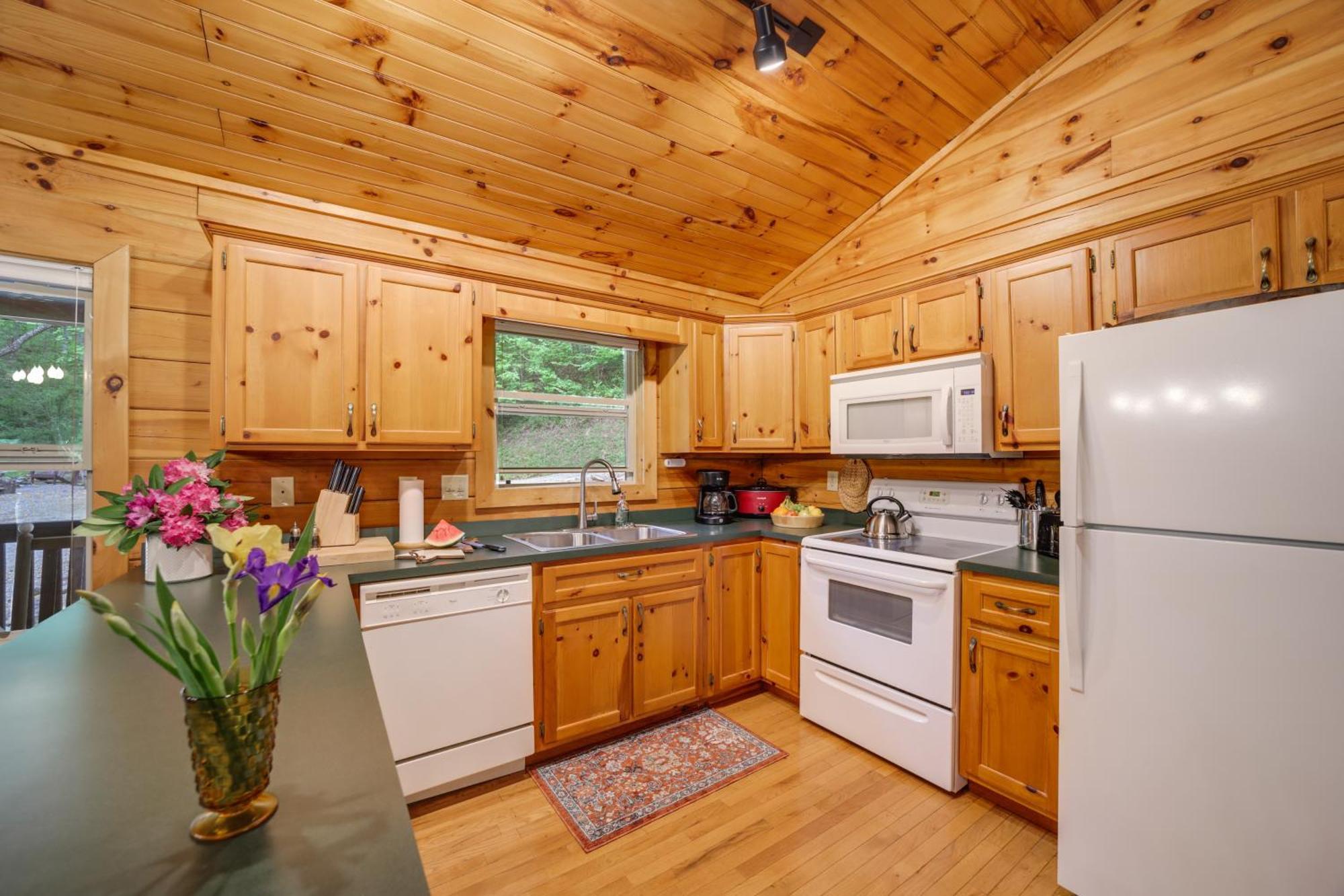 Peaceful Smoky Mountain Cabin With Deck And Fire Pit! Уэйнсвилл Экстерьер фото
