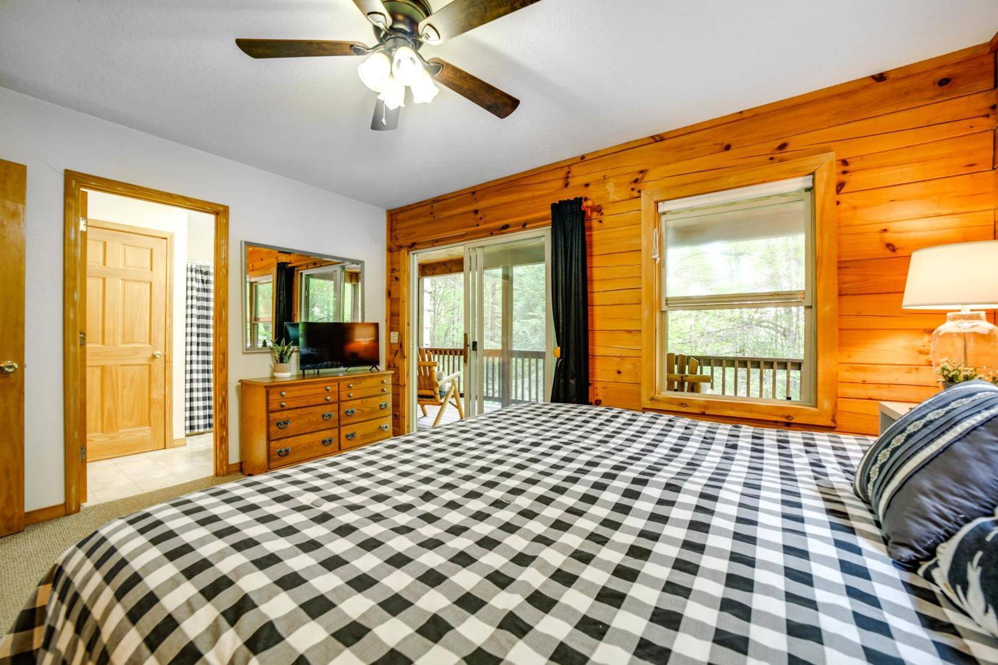 Peaceful Smoky Mountain Cabin With Deck And Fire Pit! Уэйнсвилл Экстерьер фото