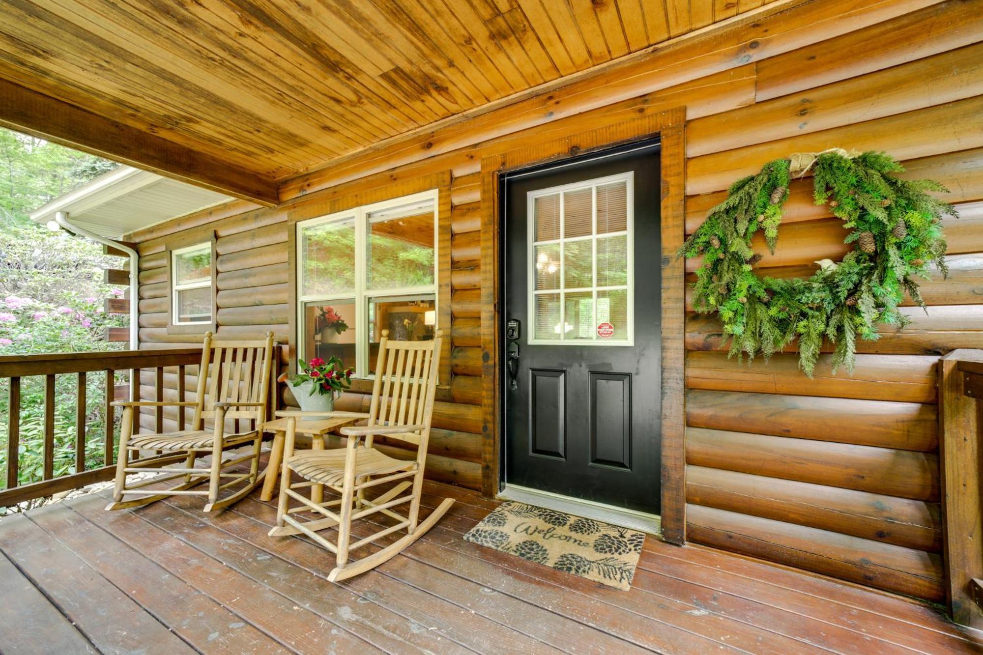 Peaceful Smoky Mountain Cabin With Deck And Fire Pit! Уэйнсвилл Экстерьер фото