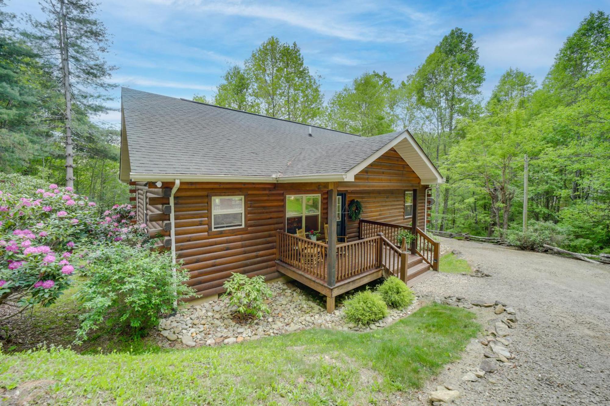 Peaceful Smoky Mountain Cabin With Deck And Fire Pit! Уэйнсвилл Экстерьер фото