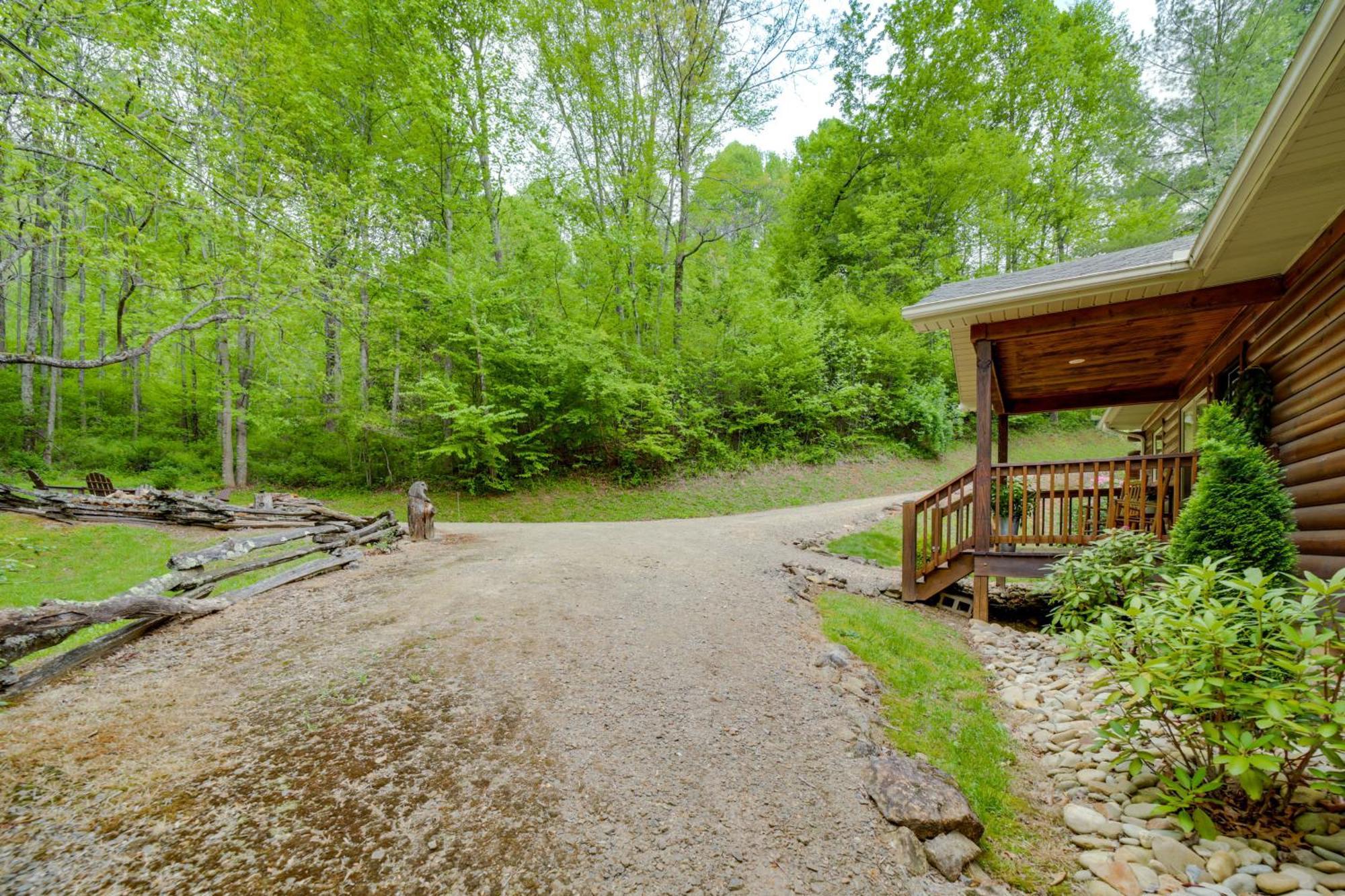 Peaceful Smoky Mountain Cabin With Deck And Fire Pit! Уэйнсвилл Экстерьер фото